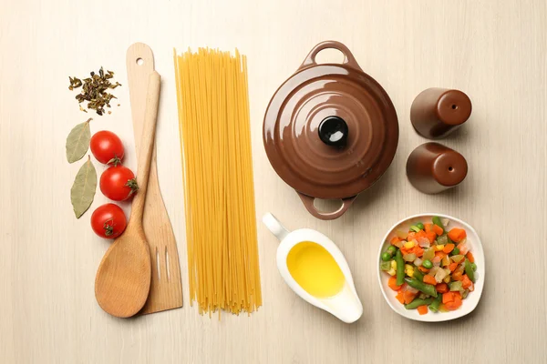 Lebensmittelzutaten und Küchenutensilien zum Kochen auf hölzernem Hintergrund — Stockfoto