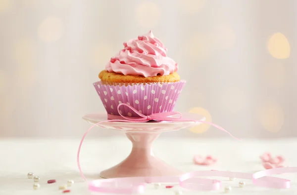 Süßer Cupcake auf dem Tisch — Stockfoto