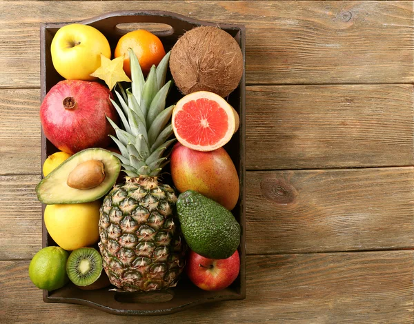 Sortiment av frukter på träbord — Stockfoto