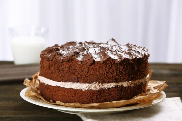 Pyszne czekoladowe ciasto na stole na jasnym tle — Zdjęcie stockowe