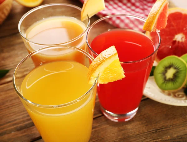 鲜榨果汁用木制的桌子上的水果 — 图库照片