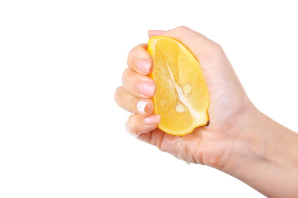 Beyaz izole limon sıkarak el — Stok fotoğraf