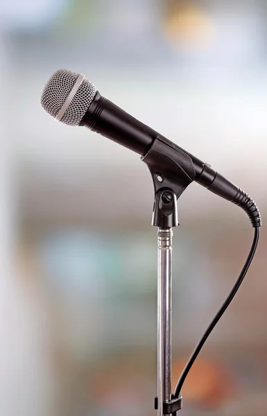 Mikrofon na stojan na světlé pozadí — Stock fotografie