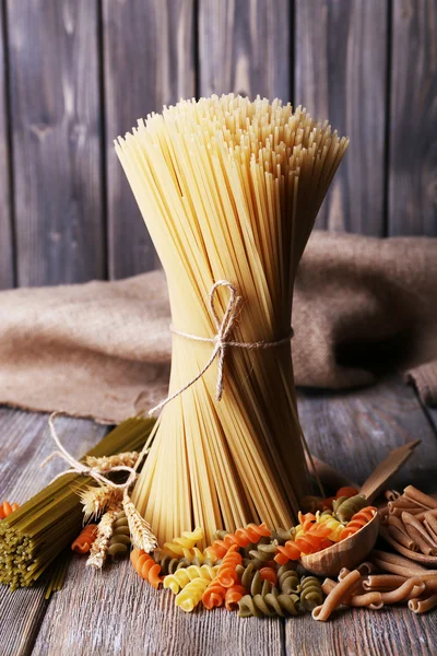 Verschiedene Arten von Pasta auf Holzgrund — Stockfoto