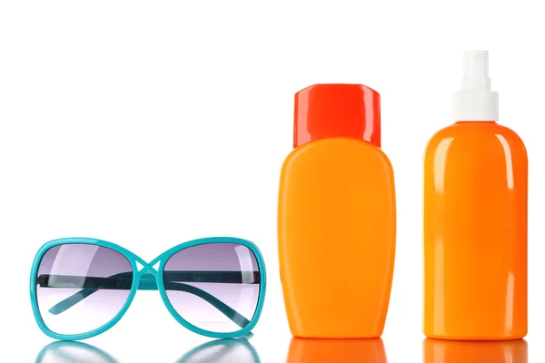 Güneş gözlüklü beyaz izole krem şişe — Stok fotoğraf