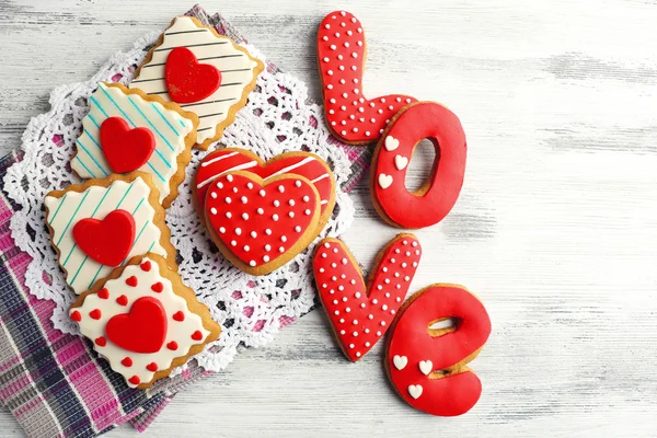 Ve tvaru srdce soubory cookie pro valentinky den na ubrousek, na barevné dřevěné pozadí — Stock fotografie