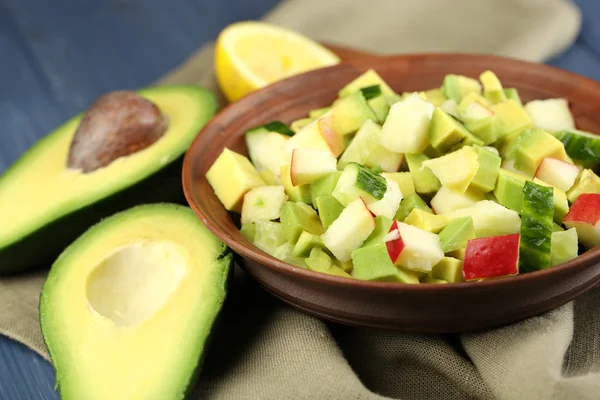 Salade met apple en avocado in kom met servet op tafel close-up — Stockfoto