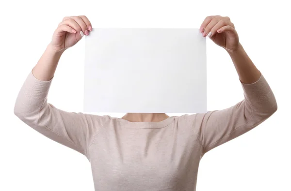 Vrouw die betrekking hebben op haar gezicht met blanco vel papier geïsoleerd op wit — Stockfoto