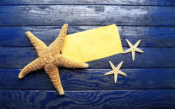 Card blank with sea stars on wooden background — Stock Photo, Image