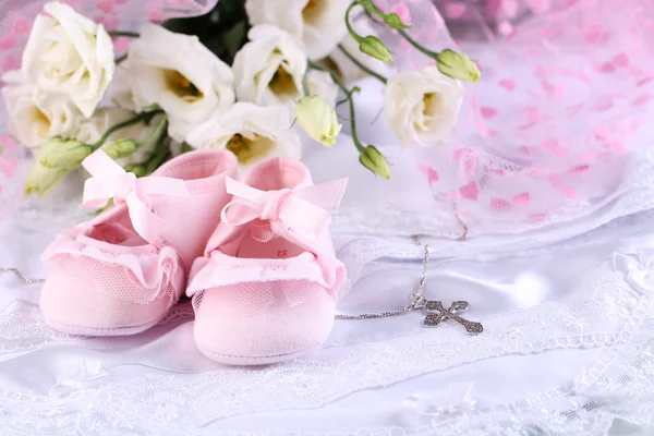 Μωρό παπούτσι, λουλούδια και σταυρό για Βάπτιση — Φωτογραφία Αρχείου