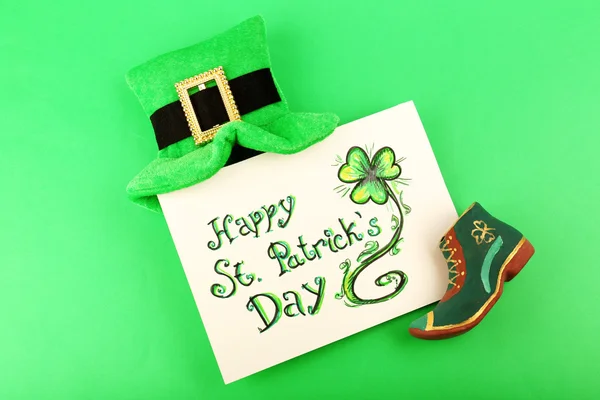Kartu ucapan untuk Hari Santo Patrick dengan topi leprechaun dengan latar belakang hijau — Stok Foto