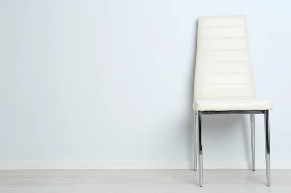 Cadeira moderna no fundo da parede branca — Fotografia de Stock