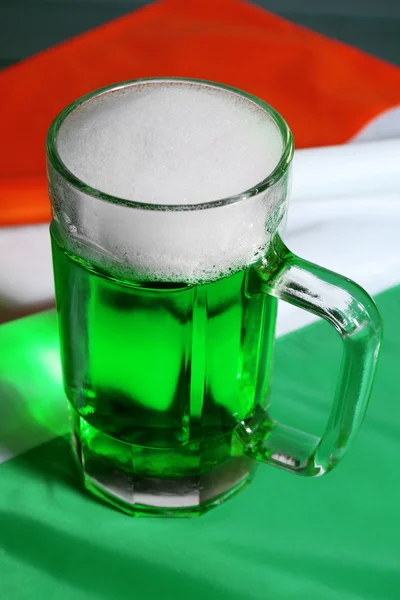 아일랜드 플래그 배경에 녹색 맥주의 유리 — 스톡 사진