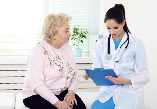 Doctor and patient in hospital clinic — Stock Photo, Image