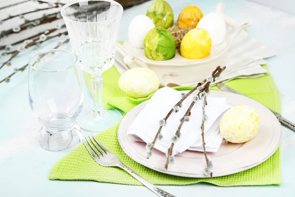 Pasen tafel instelling op kleur houten achtergrond — Stockfoto