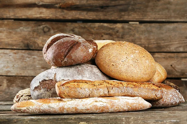 Pane fresco diverso sul vecchio tavolo di legno — Foto Stock