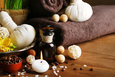 Kaplıca tedavisi ahşap masa arka plan üzerinde bileşimi