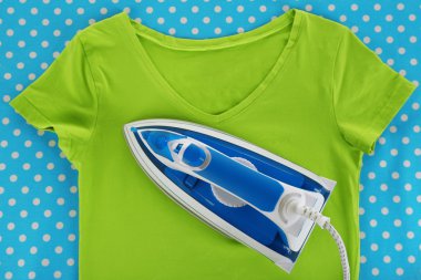 Demir ve gömlek gemide kapat