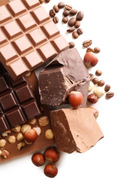 Çikolata fındık ve kahve çekirdekleri ile yakın çekim