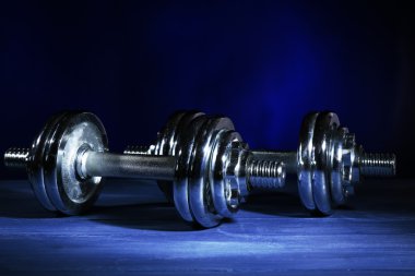 Koyu renk arka plan üzerinde halter