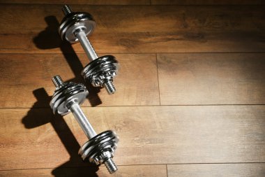 Koyu arka plan üzerinde ahşap zemin üzerinde halter