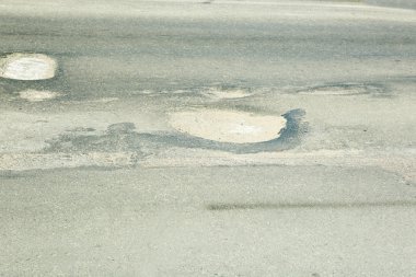 Çukurları olan çok kaliteli bir yol.