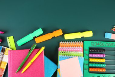 Blackboard arka plan üzerinde parlak okul malzemeleri