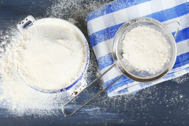 un elek ahşap masa üzerinde üzerinden eleme, sayfa görünümü