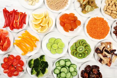 farklı ürünler üzerinde daireler ahşap tablo, üstten görünüm