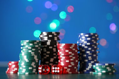 parlak arka plan üzerinde Poker fişleri