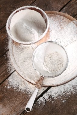 kesme tahtası üzerinde ahşap masa arka plan üzerinde beyaz un