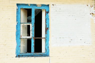 Eski terk edilmiş evde penceresinde