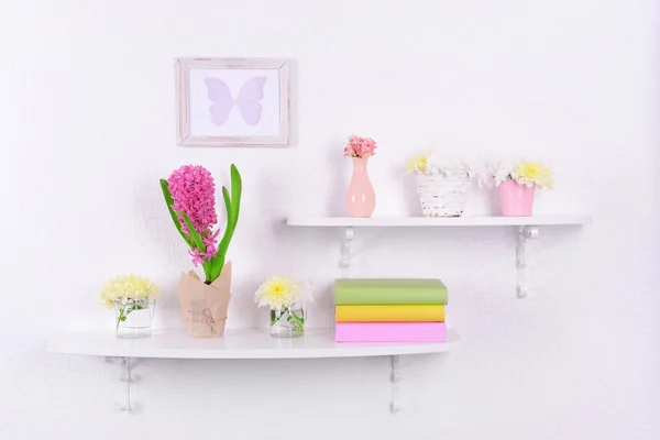 배경 흰색 벽에 선반에 꽃 — 스톡 사진
