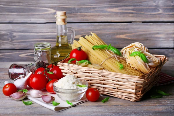 Pasta med körsbärstomater och andra ingredienser på träplankor bakgrund — Stockfoto