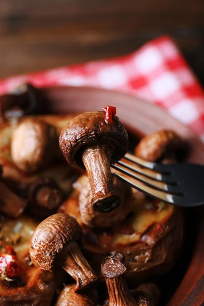 Pommes de terre cuites au four avec des champignons dans un bol sur la table fermer — Photo
