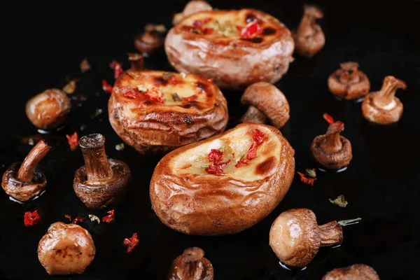 Pommes de terre cuites au four avec champignons et épices sur la casserole fermer — Photo