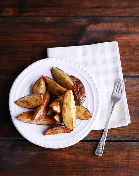 Gebakken aardappelen op pate op houten tafel — Stockfoto
