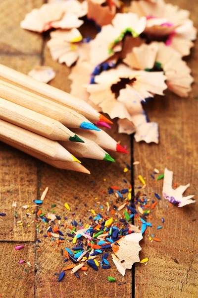 Crayons colorés en bois avec des copeaux d'affûtage — Photo