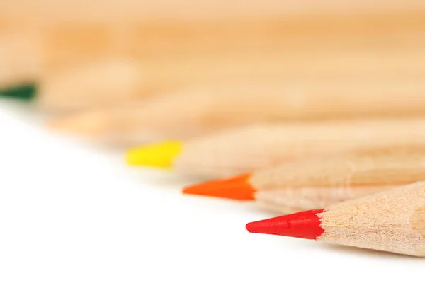 Деревянные красочные карандаши, изолированные на белом — стоковое фото