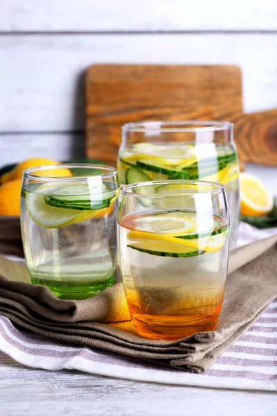 Frischwasser mit Zitrone und Gurke im Glas auf Servietten, Nahaufnahme — Stockfoto