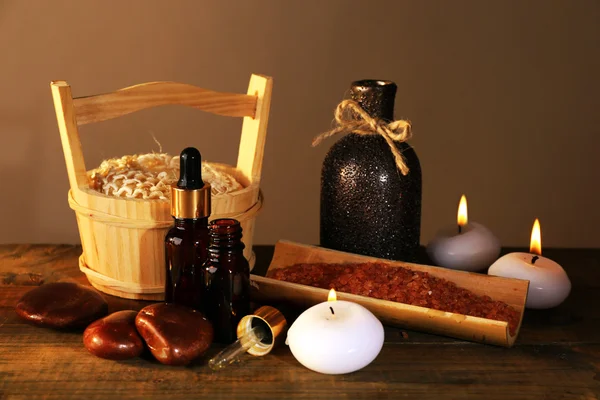 Bodegón Spa sobre mesa de madera sobre fondo marrón — Foto de Stock