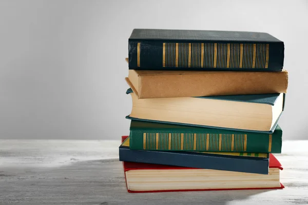 Libros antiguos sobre mesa de madera sobre fondo gris —  Fotos de Stock