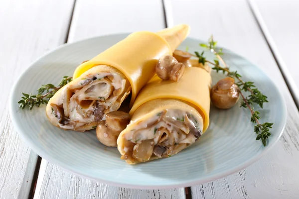 Pfannkuchen mit Sahne und Pilzen auf Holztisch, Nahaufnahme — Stockfoto