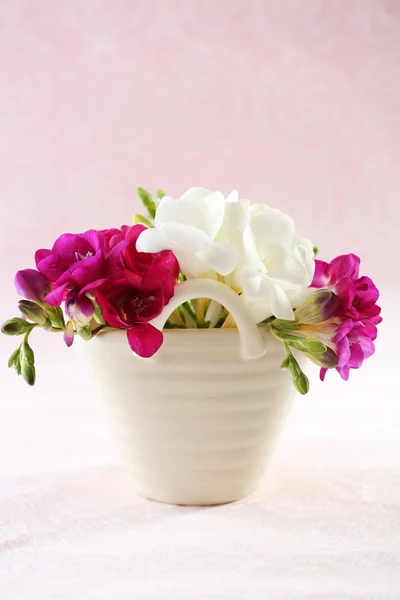 Красивые весенние цветы на светло-розовом фоне — стоковое фото
