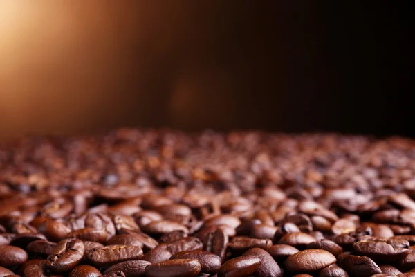 Kaffebönor på brun bakgrund — Stockfoto