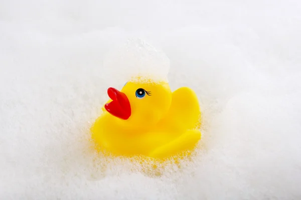 Rubberen eend in schuim — Stockfoto