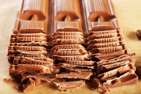 Cioccolato tritato su pergamena, primo piano — Foto Stock