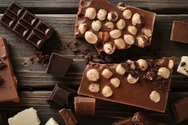 Set de chocolate con avellana sobre mesa de madera, vista superior —  Fotos de Stock