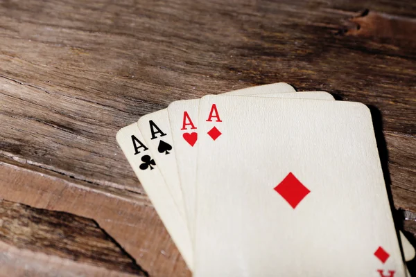 Jugar a las cartas en la mesa de madera —  Fotos de Stock