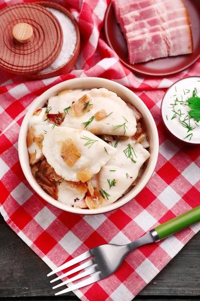 Sabrosas albóndigas con cebolla frita en tazón marrón, sobre fondo de madera — Foto de Stock